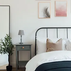 Stylish 2 Bedroom Flat In Ilford, London Ilford